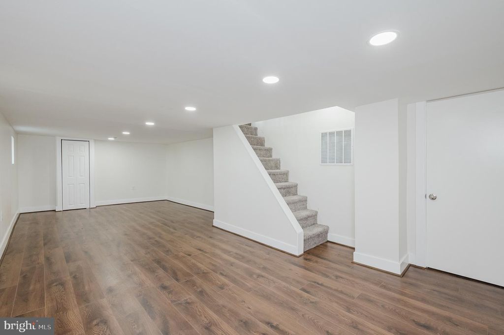 Image 13 of property listing at 2906 OAK HILL AVE, Baltimore, MD 21207