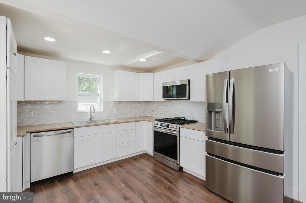 Image 19 of property listing at 2906 OAK HILL AVE, Baltimore, MD 21207