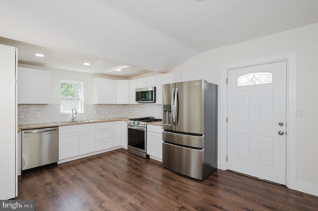 Image 25 of property listing at 2906 OAK HILL AVE, Baltimore, MD 21207