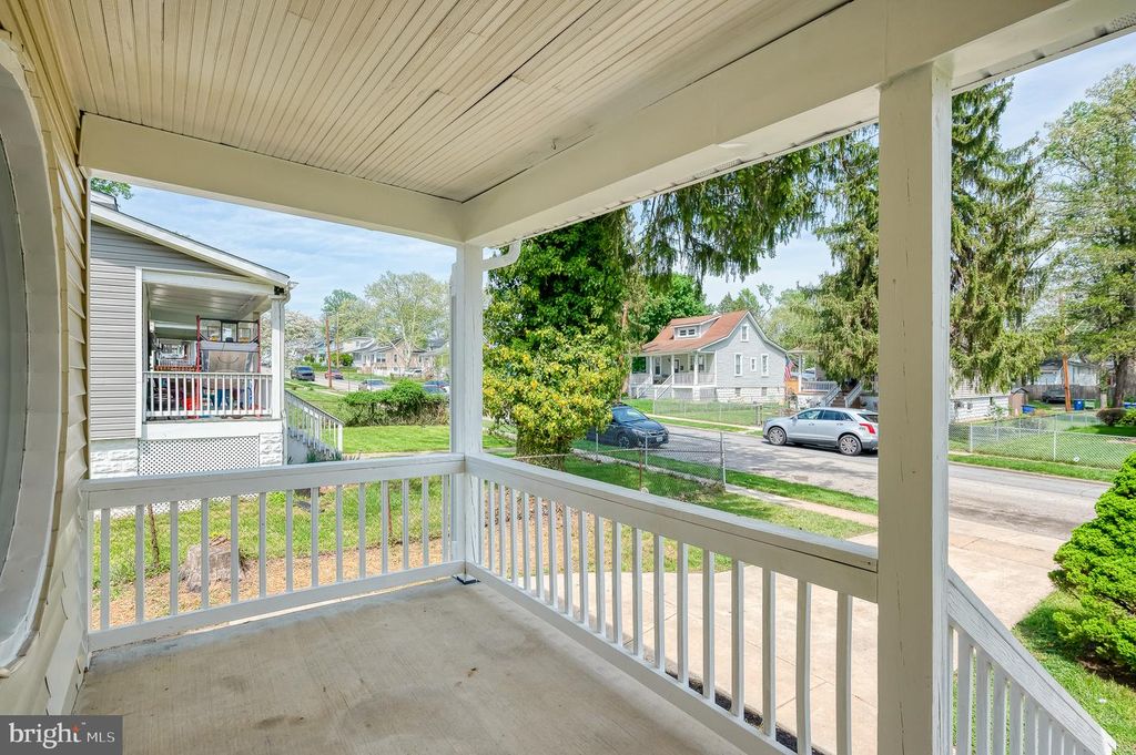 Image 4 of property listing at 2906 OAK HILL AVE, Baltimore, MD 21207