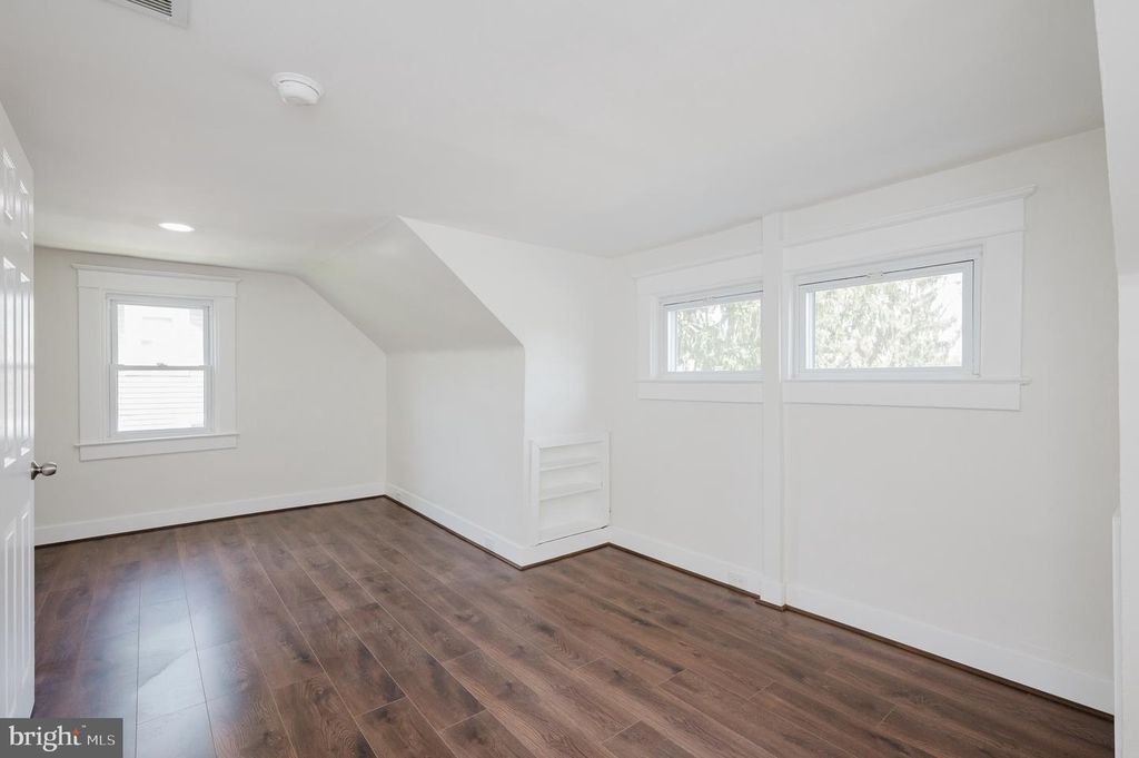 Image 7 of property listing at 2906 OAK HILL AVE, Baltimore, MD 21207