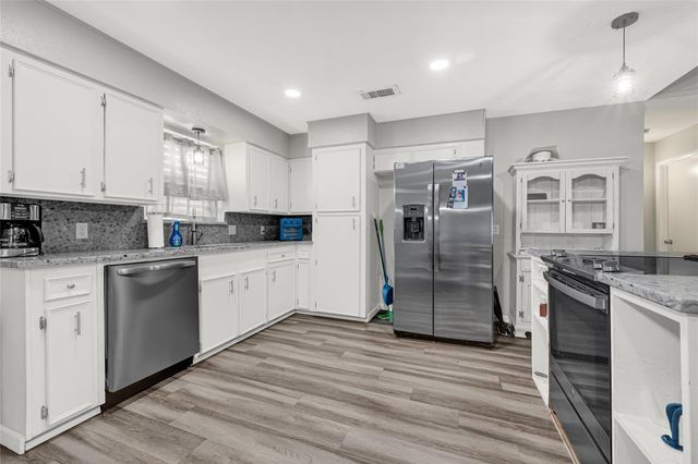 1227 Sailfish St, Hitchcock, TX 77563