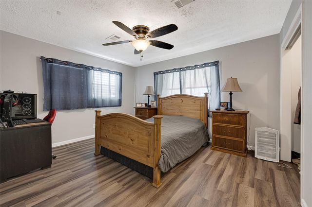1227 Sailfish St, Hitchcock, TX 77563