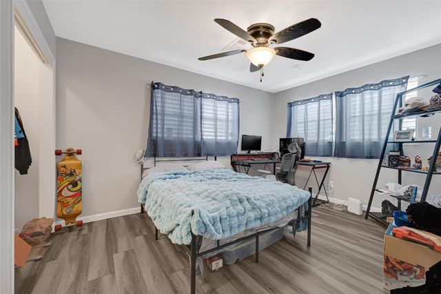 1227 Sailfish St, Hitchcock, TX 77563