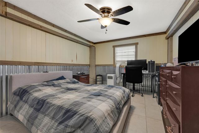 1227 Sailfish St, Hitchcock, TX 77563