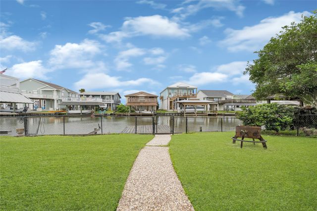 1227 Sailfish St, Hitchcock, TX 77563