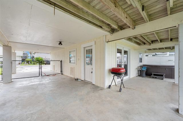 1227 Sailfish St, Hitchcock, TX 77563