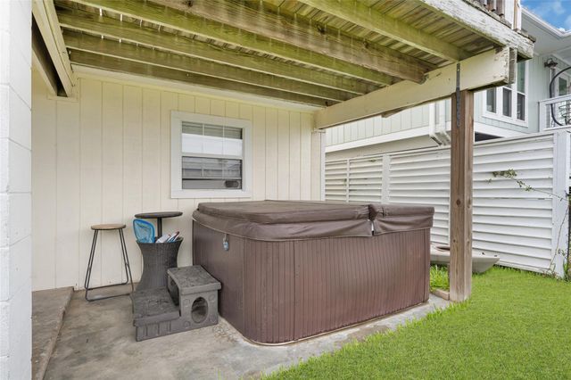 1227 Sailfish St, Hitchcock, TX 77563