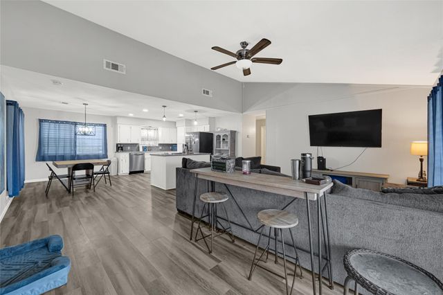 1227 Sailfish St, Hitchcock, TX 77563