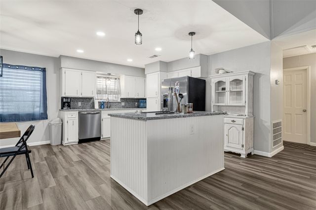 1227 Sailfish St, Hitchcock, TX 77563