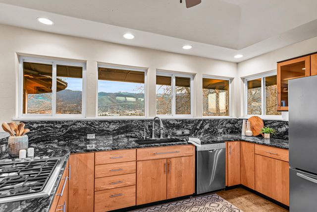 157 Ashland Acres Road, Ashland, OR 97520