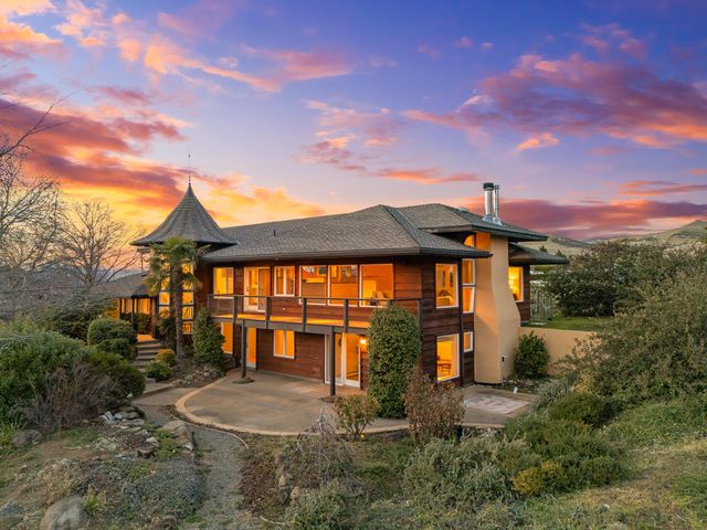 157 Ashland Acres Road, Ashland, OR 97520