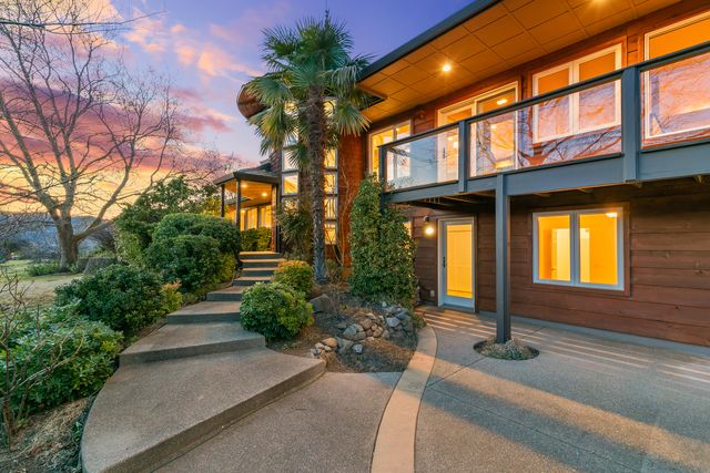 157 Ashland Acres Road, Ashland, OR 97520