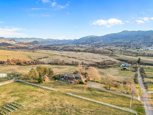 157 Ashland Acres Road, Ashland, OR 97520