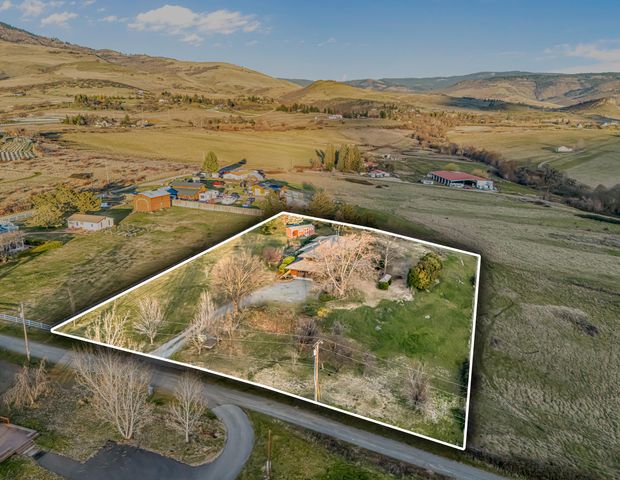 157 Ashland Acres Road, Ashland, OR 97520