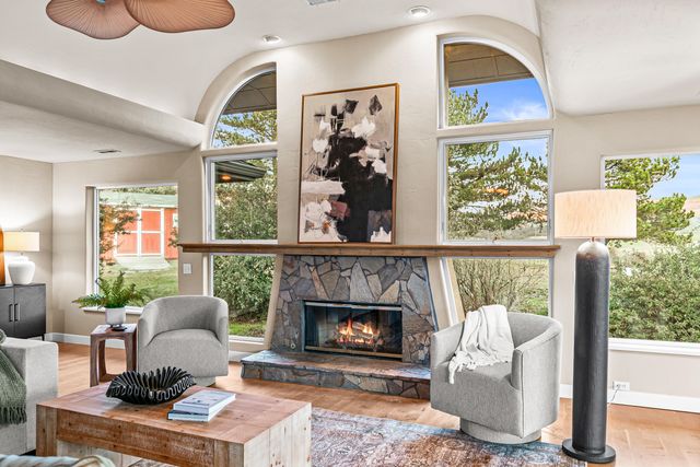 157 Ashland Acres Road, Ashland, OR 97520