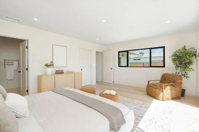 7807 Agnew Ave, Los Angeles, CA 90045