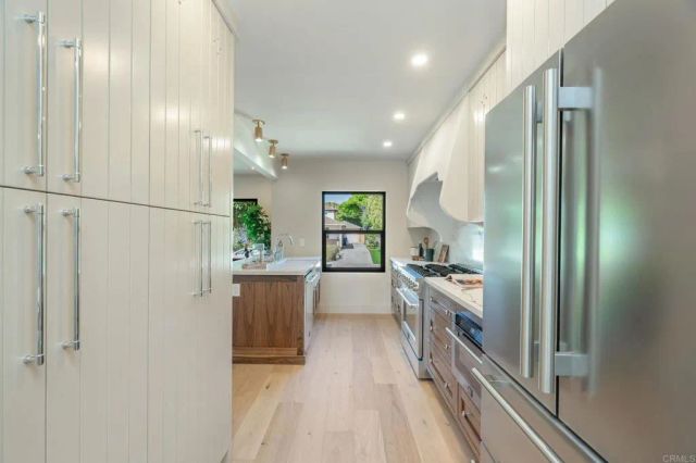 7807 Agnew Ave, Los Angeles, CA 90045