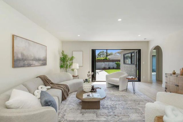 7807 Agnew Ave, Los Angeles, CA 90045