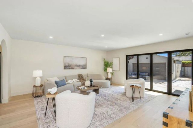 7807 Agnew Ave, Los Angeles, CA 90045