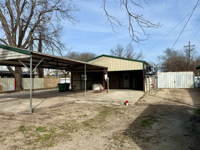 313 E 9th Street, Clifton, TX 76634