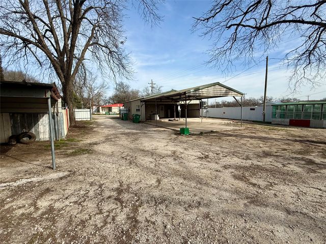 313 E 9th Street, Clifton, TX 76634