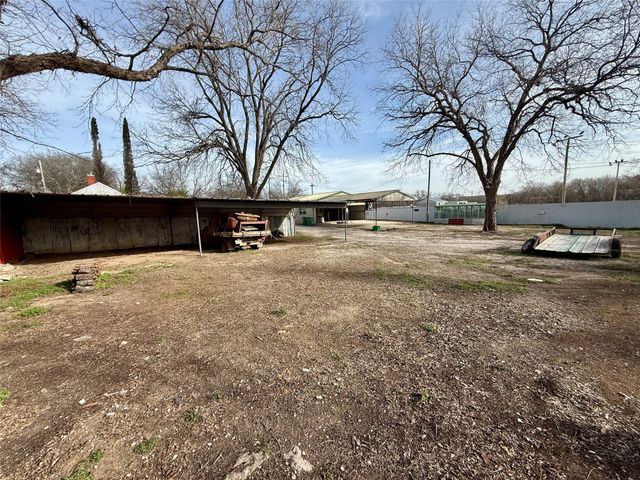 313 E 9th Street, Clifton, TX 76634