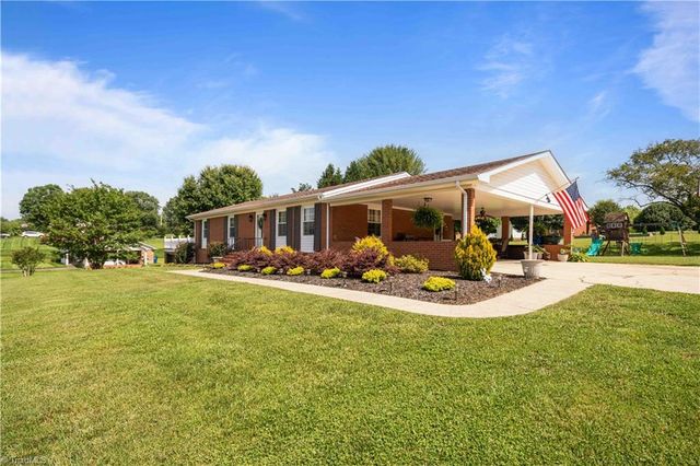 216 E Devon Drive, Mount Airy, NC 27030