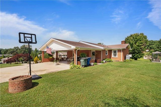 216 E Devon Drive, Mount Airy, NC 27030