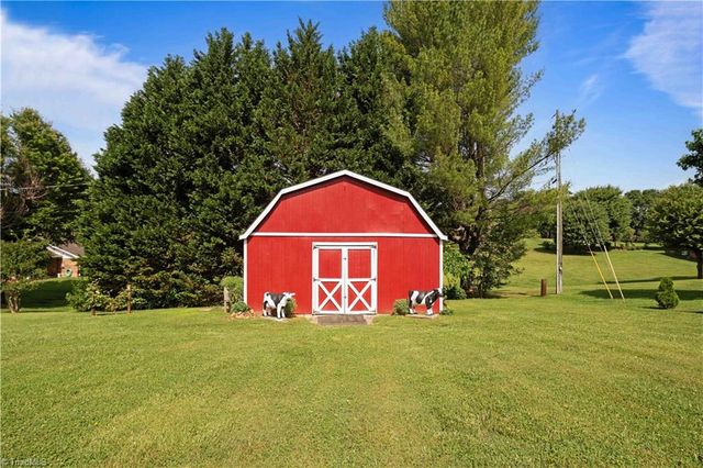 216 E Devon Drive, Mount Airy, NC 27030
