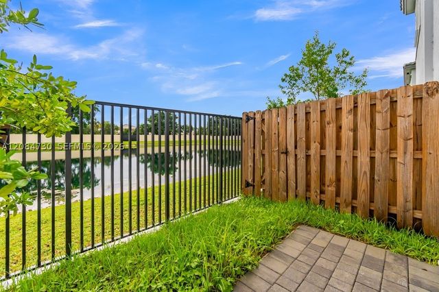 18414 SW 2nd St, Pembroke Pines, FL 33029