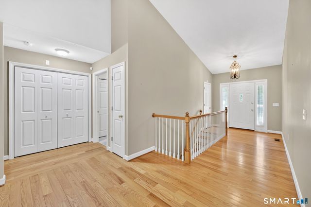 10 Knollwood Circle, Enfield, CT 06082