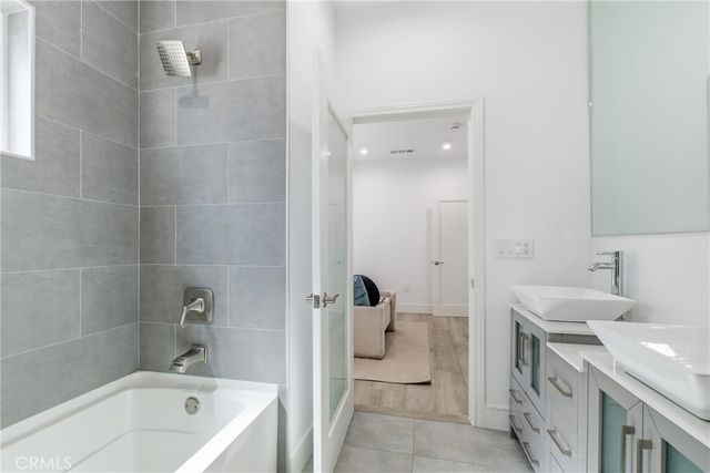 1364 S Ridgeley, Los Angeles, CA 90019