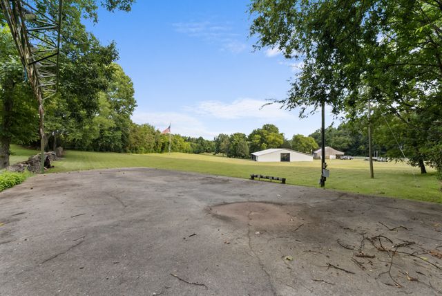 54 Warden Rd, Fayetteville, TN 37334