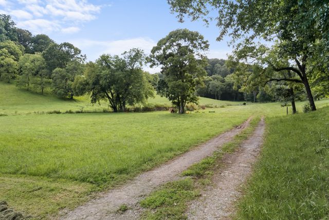 54 Warden Rd, Fayetteville, TN 37334