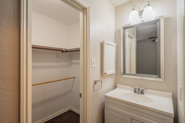 6402 Valleybrooke Court, Arlington, TX 76001