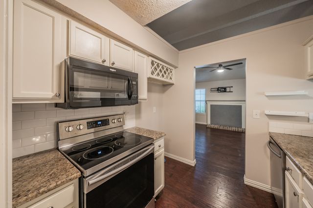 6402 Valleybrooke Court, Arlington, TX 76001