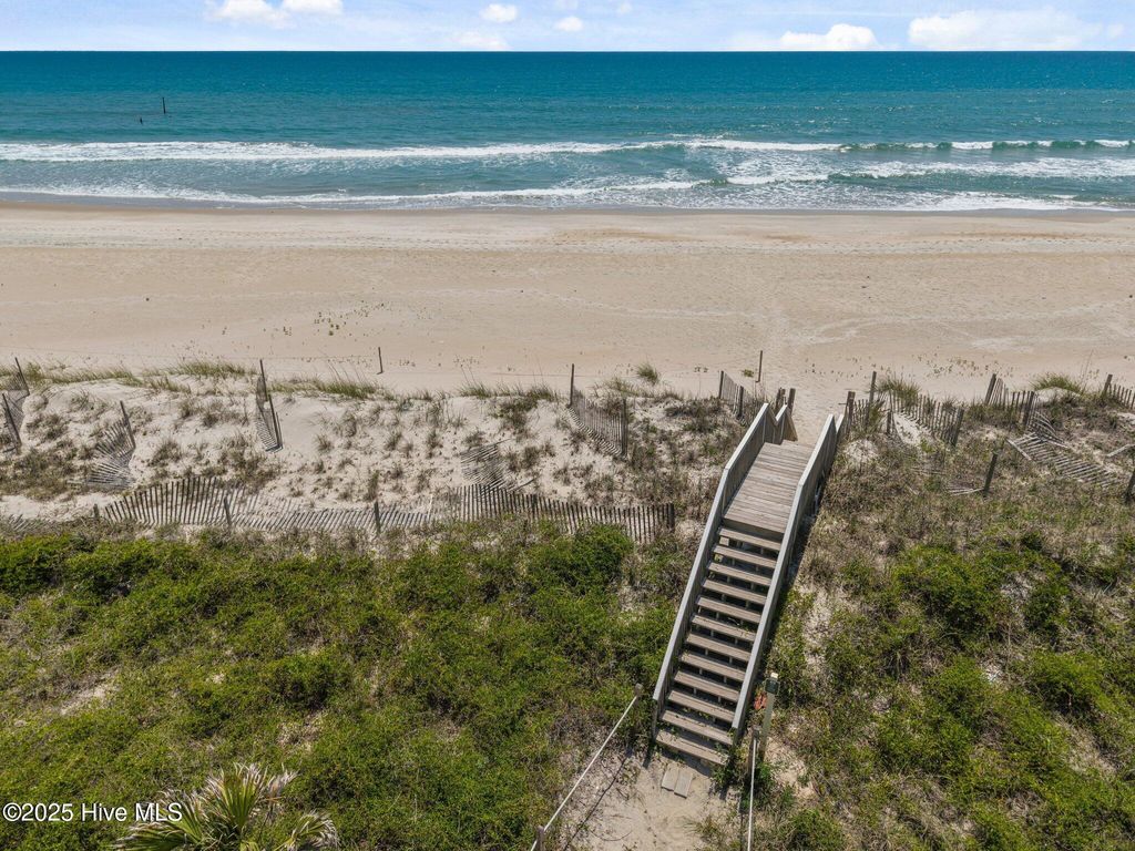 Image 6 of property listing at 130 N Permuda Wynd Drive, N Topsail Beach, NC 28460