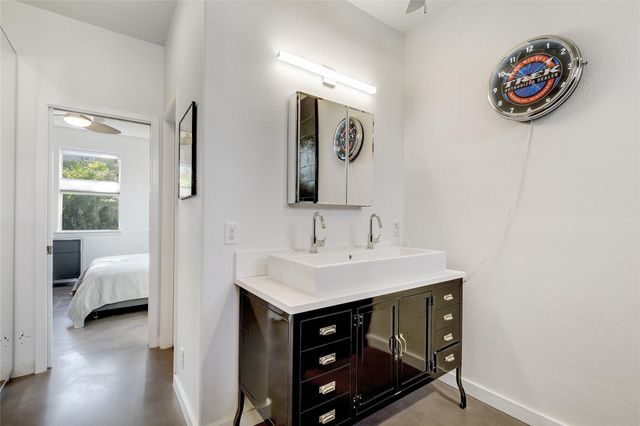 2009 E 14th ST, Austin, TX 78702