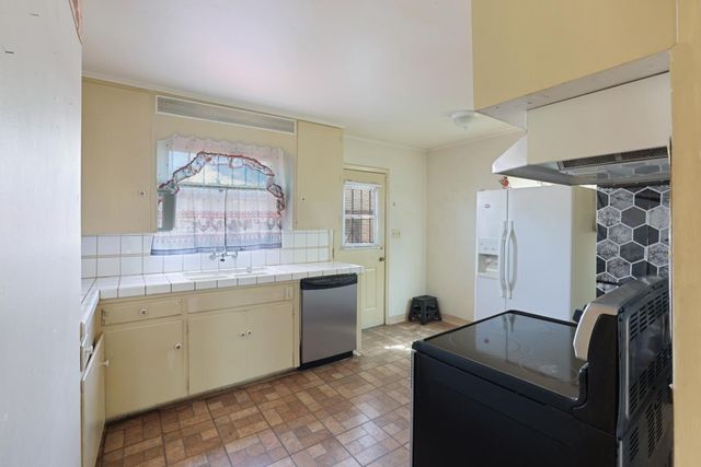 1885 Lucerne, Stockton, CA 95203