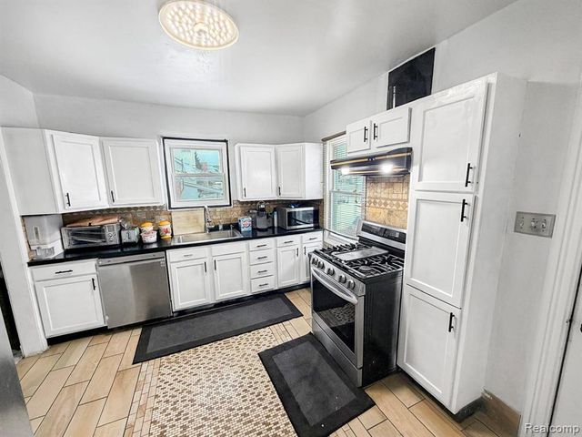 8805 Whitlock Avenue, Dearborn, MI 48126