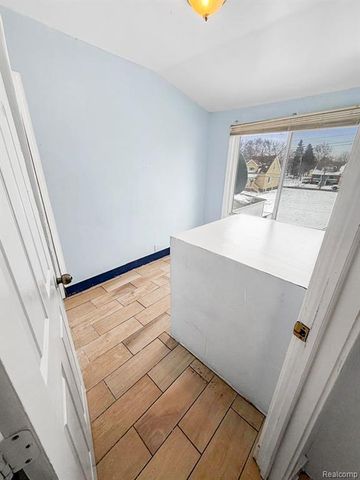 8805 Whitlock Avenue, Dearborn, MI 48126