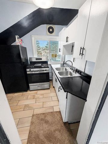 8805 Whitlock Avenue, Dearborn, MI 48126