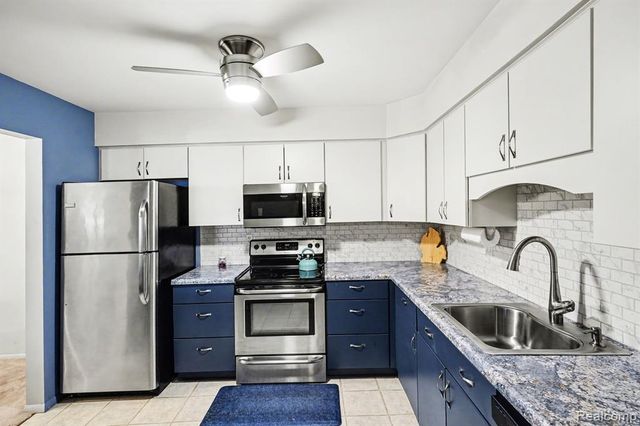 61156 Greenwood Drive, South Lyon, MI 48178