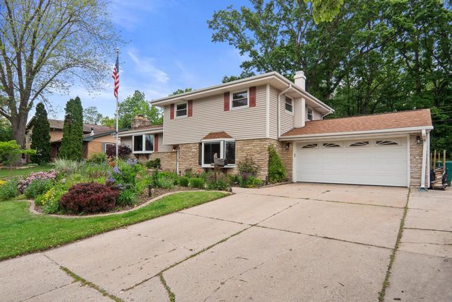 N91W17752 Saint Regis DRIVE, Menomonee Falls, WI 53051