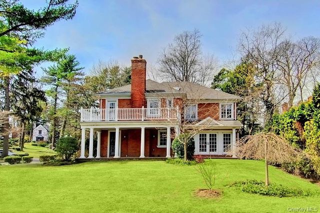 15 Hilltop Drive, Manhasset, NY 11030