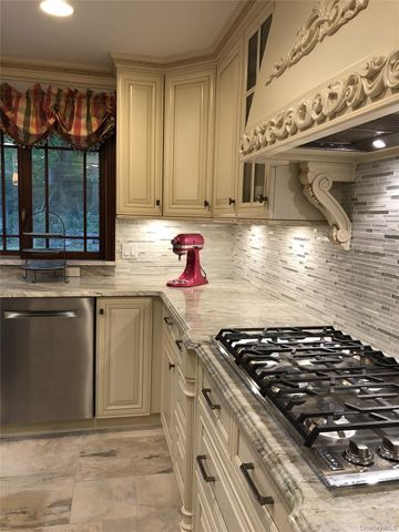 15 Hilltop Drive, Manhasset, NY 11030