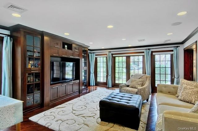 15 Hilltop Drive, Manhasset, NY 11030