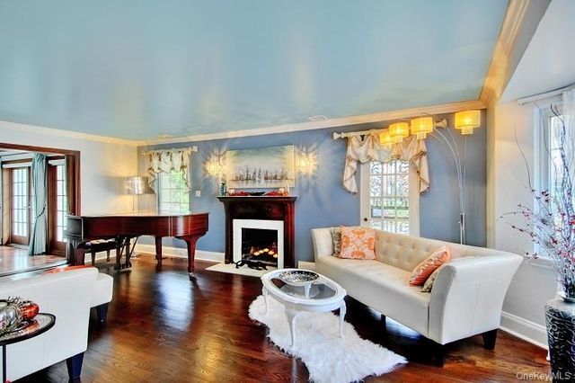 15 Hilltop Drive, Manhasset, NY 11030