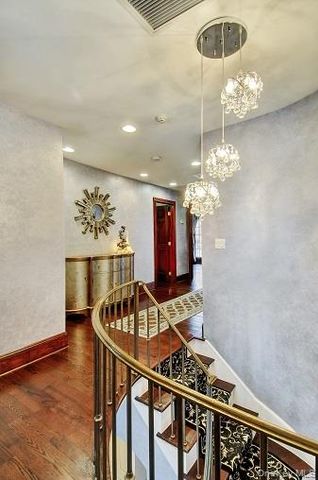 15 Hilltop Drive, Manhasset, NY 11030